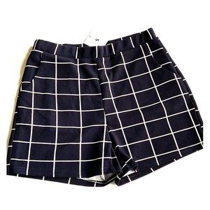 🌞NWT Navy & white stretchy crepe material shorts